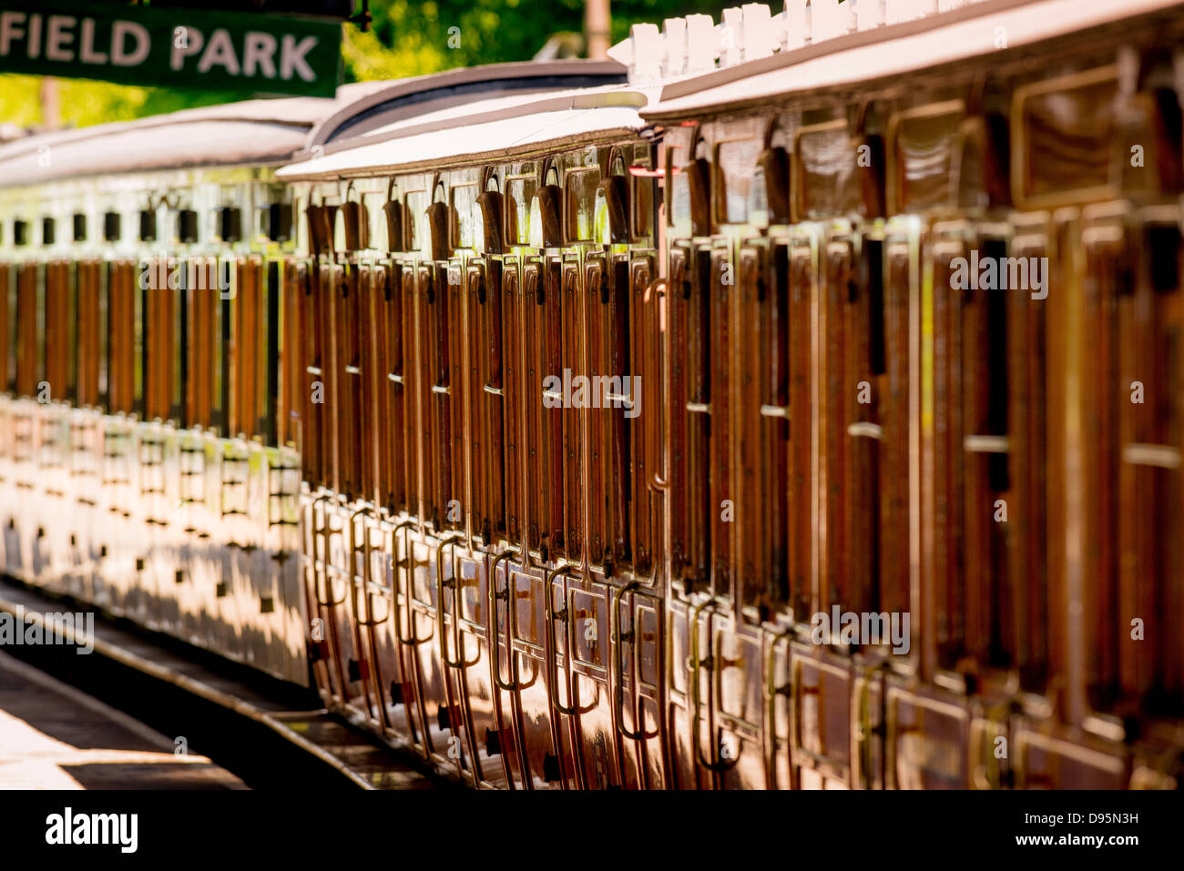 La ferrovia Bluebell in East Sussex, Regno Unito. Il primo standard guage conservazione Steam Railway. Un treno si erge a Horsted Keynes. Foto Stock