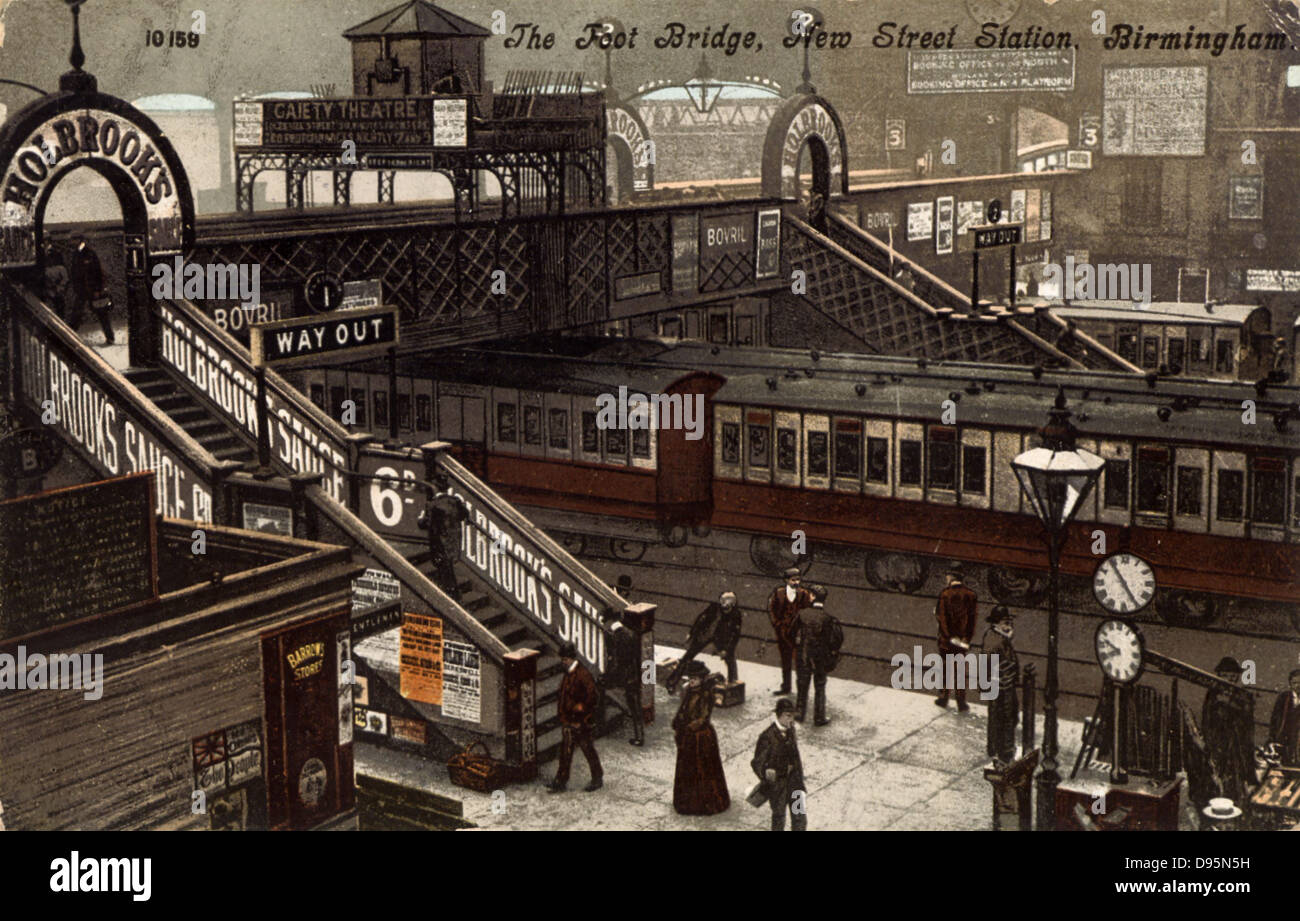 Ponte pedonale che collega le piattaforme a Birmingham stazione ferroviaria, Inghilterra. Cartolina c1903. Stampato a colori litografia. Foto Stock