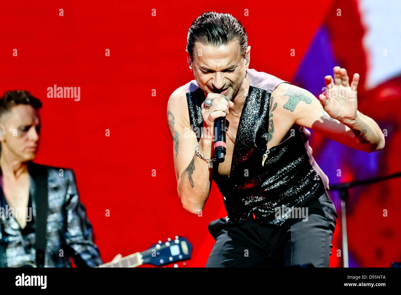 Martin Gore (L) e Dave Gahan della British synth-pop band Depeche Mode un concerto come parte della loro "Delta Tour macchina' alla Red Bull Arena di Leipzig, Germania, 11 giugno 2013. Foto: Andreas Lander Foto Stock