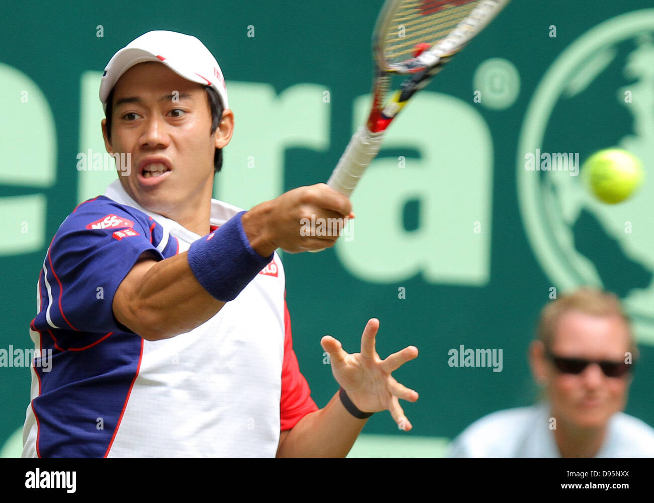 Halle /Westfalia, Germania. 12 Giugno, 2013. Giapponese giocatore di tennis Kei Nishikori gioca la palla in un match contro il russo Youzhny al Torneo ATP di Halle /Westfalia, Germania, 12 giugno 2013. Foto: OLIVER KRATO/dpa/Alamy Live News Foto Stock