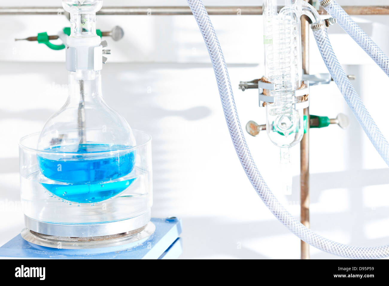 Germania, blu liquido nel pallone a laboratorio chimico Foto Stock
