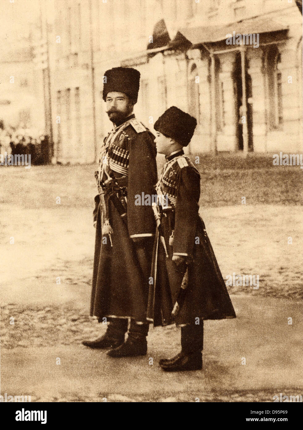Nicholas II (1868-1918) lo Zar di Russia a partire dal 1894, e suo figlio il Tsarevich Alexei (1904-1918), rivedendo le truppe russe, 1915. Foto Stock