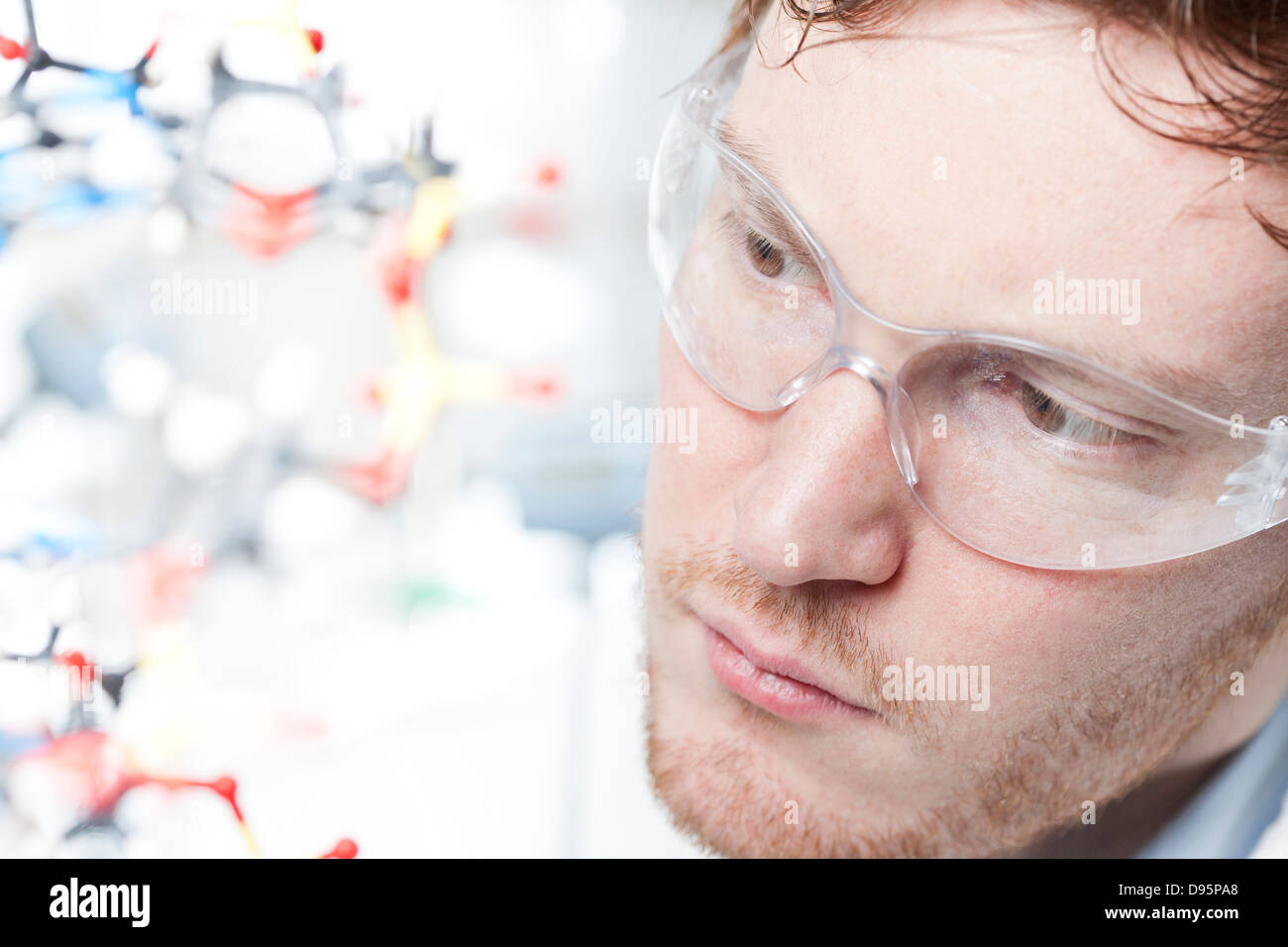 Germania, giovane scienziato con modello di DNA Foto Stock