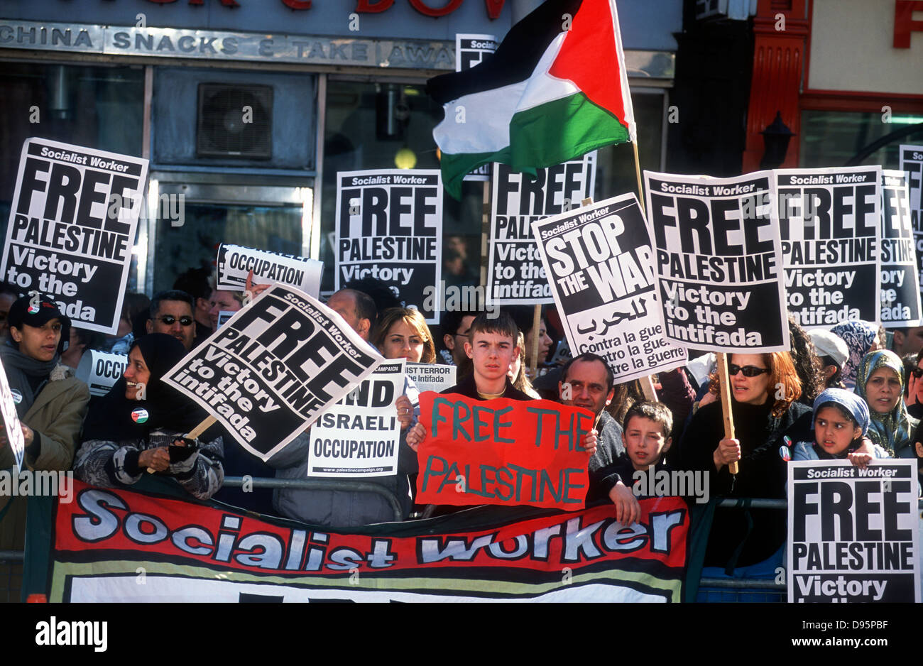 Demo al di fuori dell Ambasciata di Israele a Londra contro le incursioni in territorio palestinese, 6 aprile 2002, Londra, Regno Unito. Foto Stock