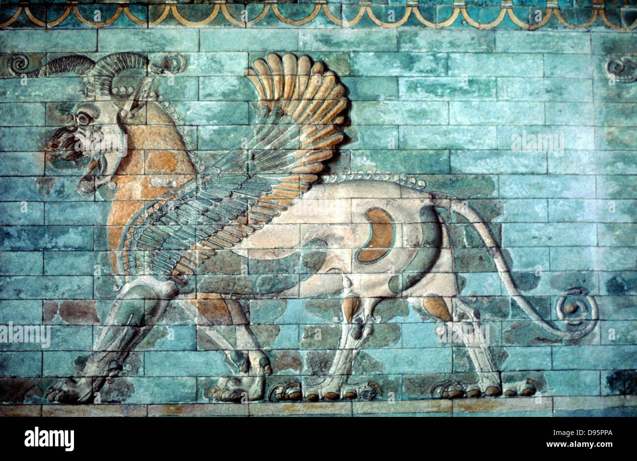 Antica Persia, periodo achemenide (530-330 a.C.) Griffin-Lion sollievo in cotto smaltato. Louvre di Parigi. Foto Stock