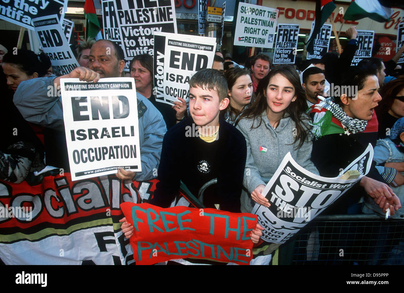 Demo al di fuori dell Ambasciata di Israele a Londra contro le incursioni in territorio palestinese, 6 aprile 2002, Londra, Regno Unito. Foto Stock