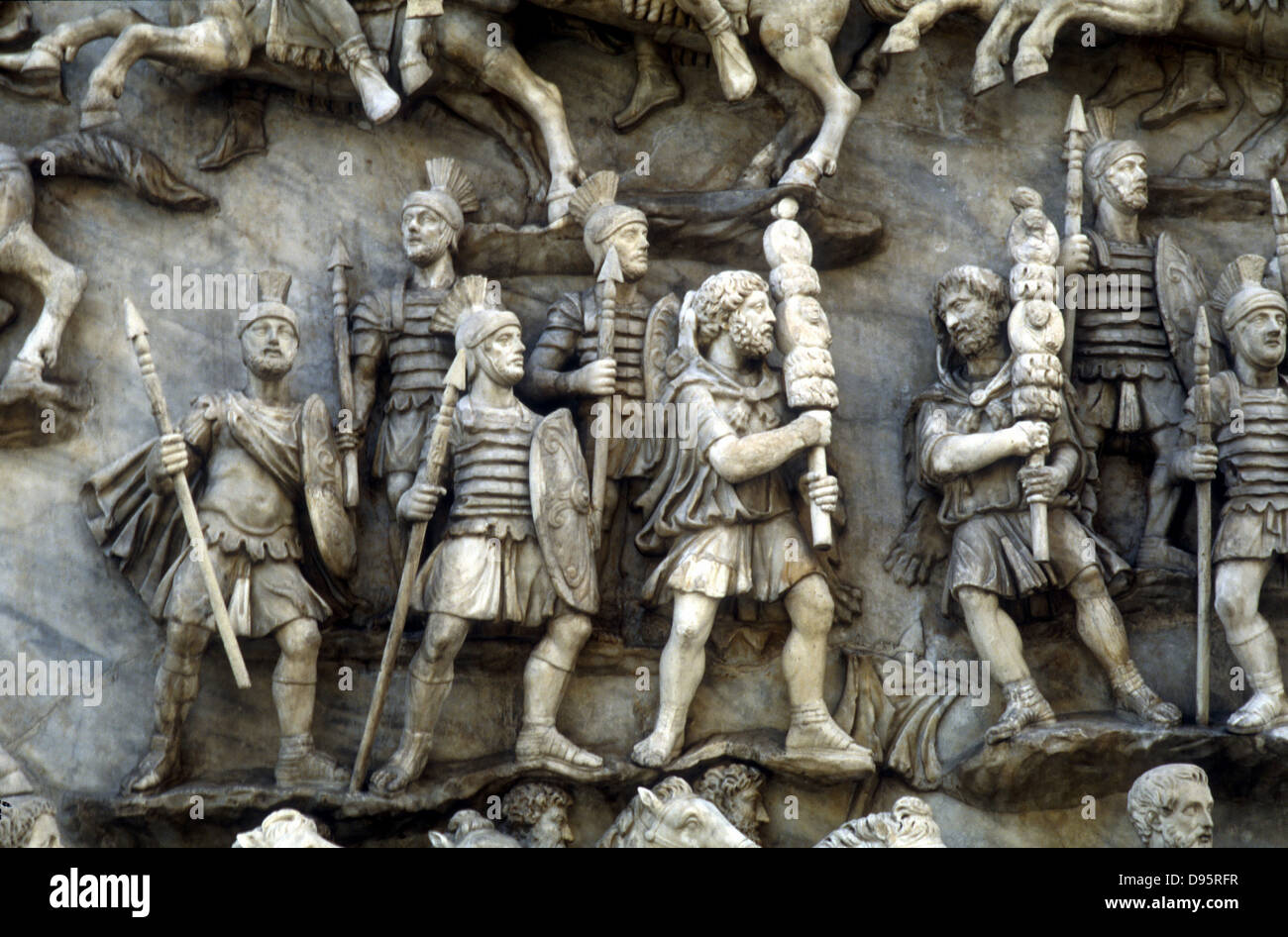 I soldati romani che partecipano Decursio rito volteggiare di pira