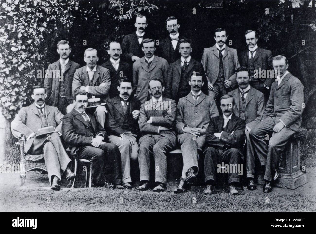 Laboratorio Cavendish, Cambridge, Inghilterra: ricerca studenti, 1898. J('Ioseph)(J ohn) Thomson (1856-1940) è al centro della fila anteriore con le braccia incrociate. Nella fila centrale sono C(harles) T(homson) R(SEO) Wilson e Ernest Rutherford (1871-1937), terzo e quarto da sinistra rispettivamente. Da 'Ricordi e riflessioni' da JJ Thomson (Londra, 1936). Foto Stock