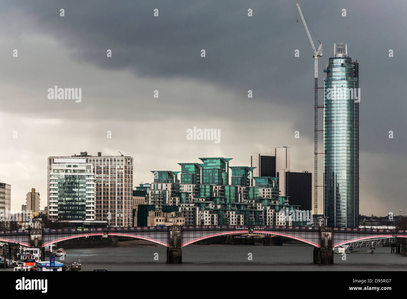 Vista sullo skyline di Londra sul fiume Thames, London REGNO UNITO Foto Stock