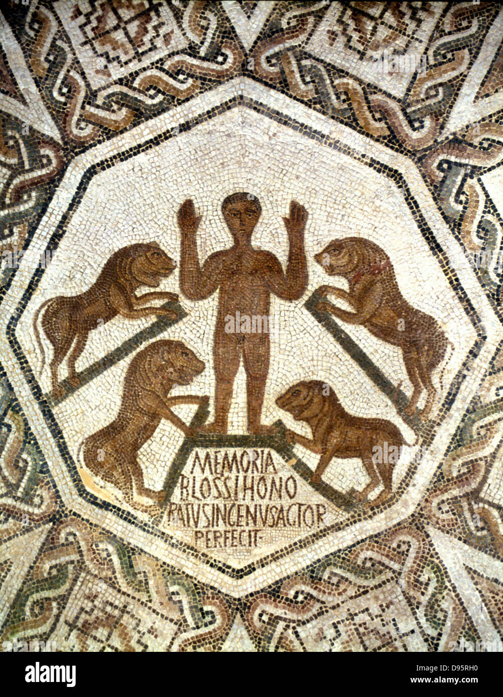 Mosaico romano che mostra Daniel, uno dei quattro grandi profeti ebraici, gettato nella fossa dei leoni da Nebukadnetsar (Nebukadnetsar re di Babilonia. "Bibbia" Daniel 6:20. Daniel's survival ha dimostrato la potenza del suo vero Dio Signore e insignificanza della Assyrio-Babylonian dio Bel (Baal). V secolo d.c. Il Museo di Bardo, Tunisi Foto Stock
