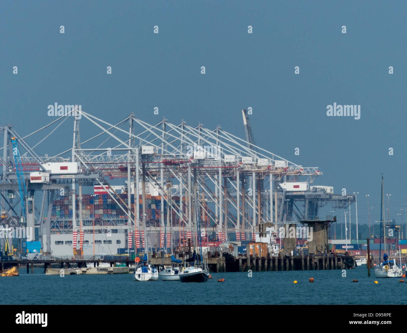 Southampton contenitore porta il terminale grande movimentazione gru navi cargo export import dock quay quayside enorme grande scala massiccia ta Foto Stock
