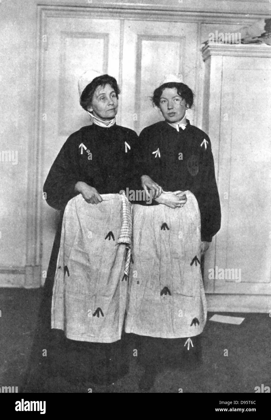 Emmeline Pankhurst (1857-1918) e sua figlia Christabel (1880-1958), inglese suffragettes in prigione vestire Foto Stock