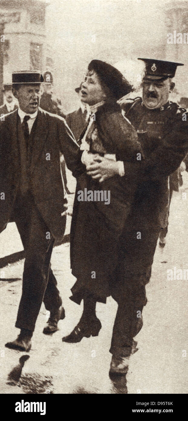 Onorevole Emmeline Pankhurst (1857-1928), inglese suffragette, di essere arrestato fuori Buckingham Palace di Londra 1914 Foto Stock