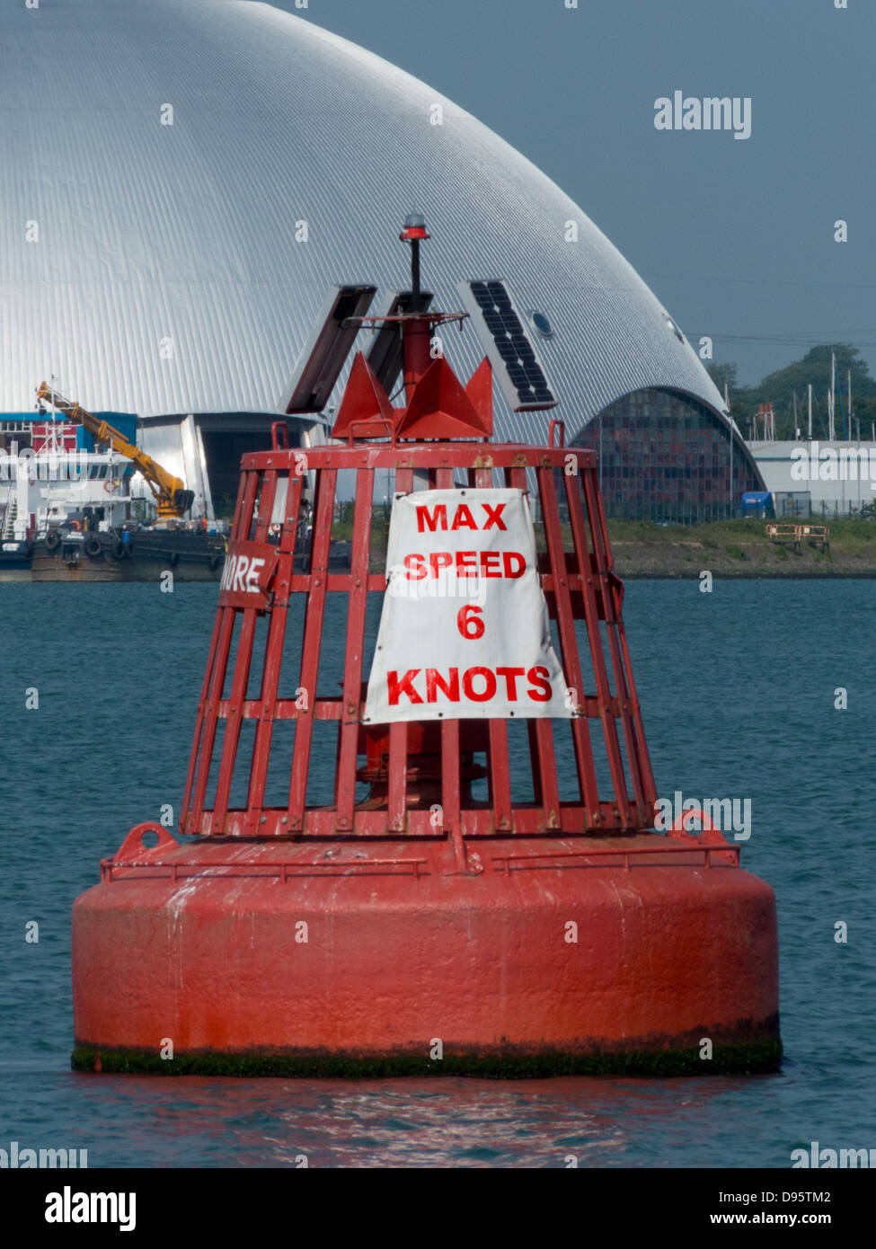 Rosso di navigazione può bouy con velocità massima di 6 nodi in acqua di Southampton Foto Stock