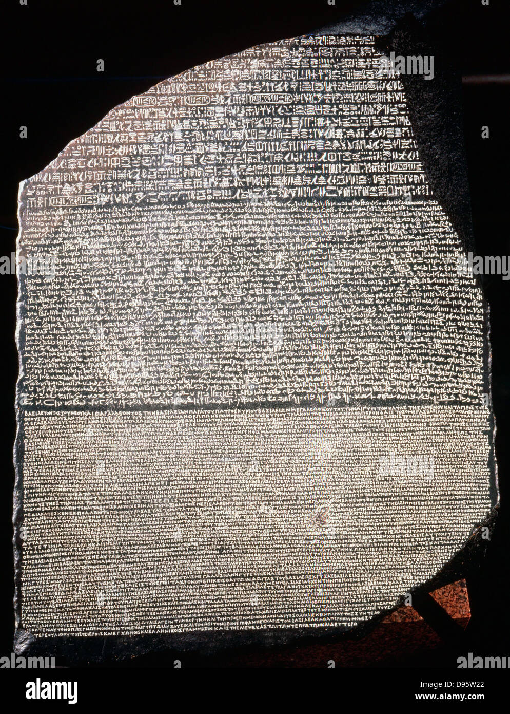 Rosetta Stone: lastra di basalto inscritto con decreto del faraone Tolomeo Epiphanes (205-180 a.C.) in tre lingue, greco, geroglifica e Demotic script. Scoperto vicino a rosetta in Egitto nel 1799, divenne la chiave per decifrare le iscrizioni egiziano Museo Britannico Foto Stock