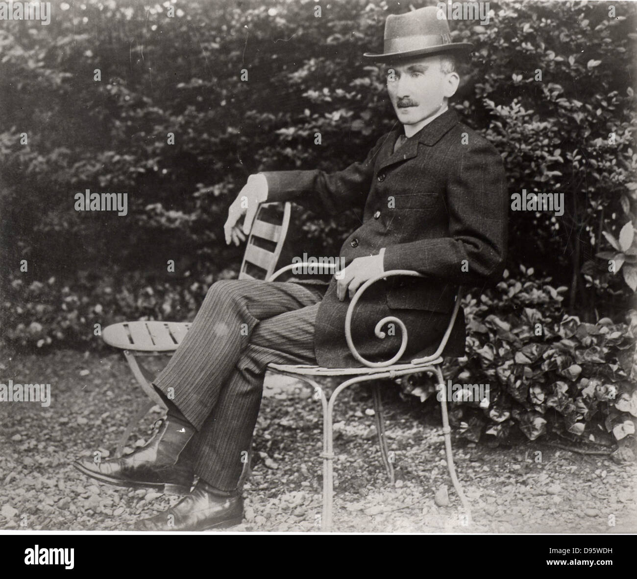 Henri Bergson (1859-1941), filosofo francese, seduta nel suo giardino. Foto Stock