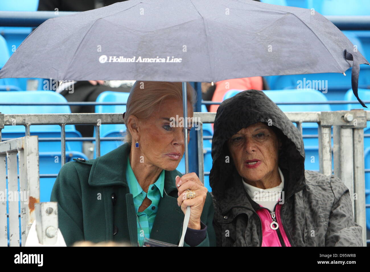 Londra, Inghilterra. Xii giugno, 13. Ritardo di pioggia il giorno 3 del Aegon Championships dalla Queen's Club di West Kensington. Foto Stock