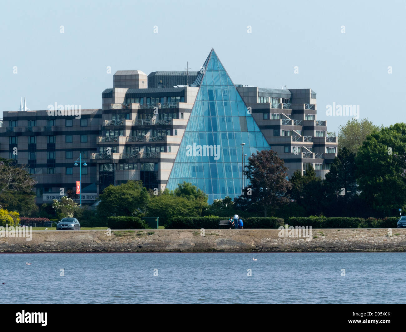 Il Grand Harbour Hotel Southampton con vetro atriem in una piramide triangolare Foto Stock