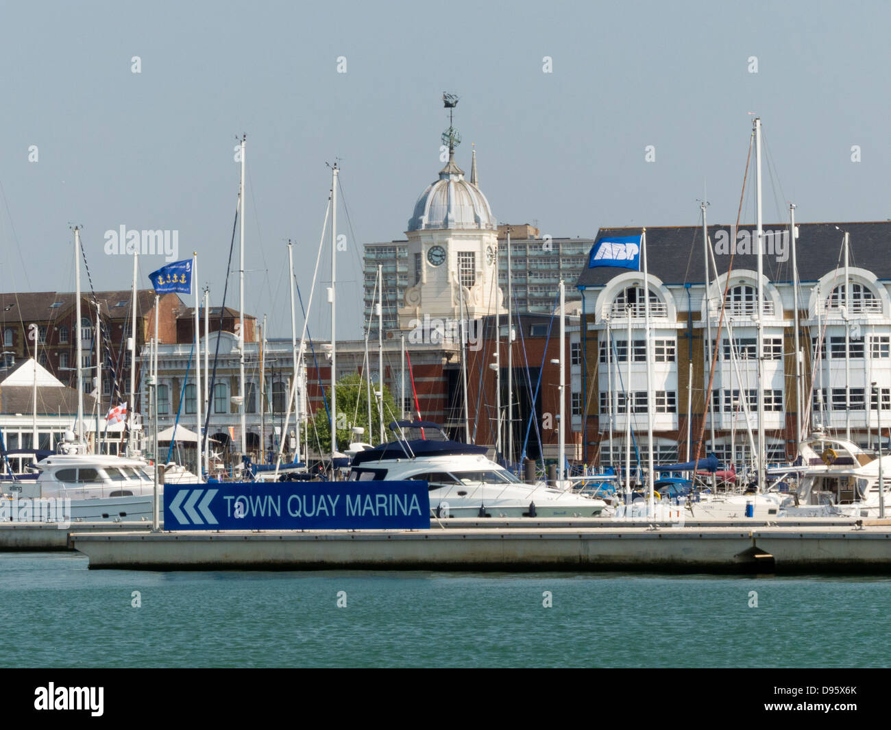 Città Quay Marina su Southampton acqua Inghilterra Hampshire REGNO UNITO Foto Stock