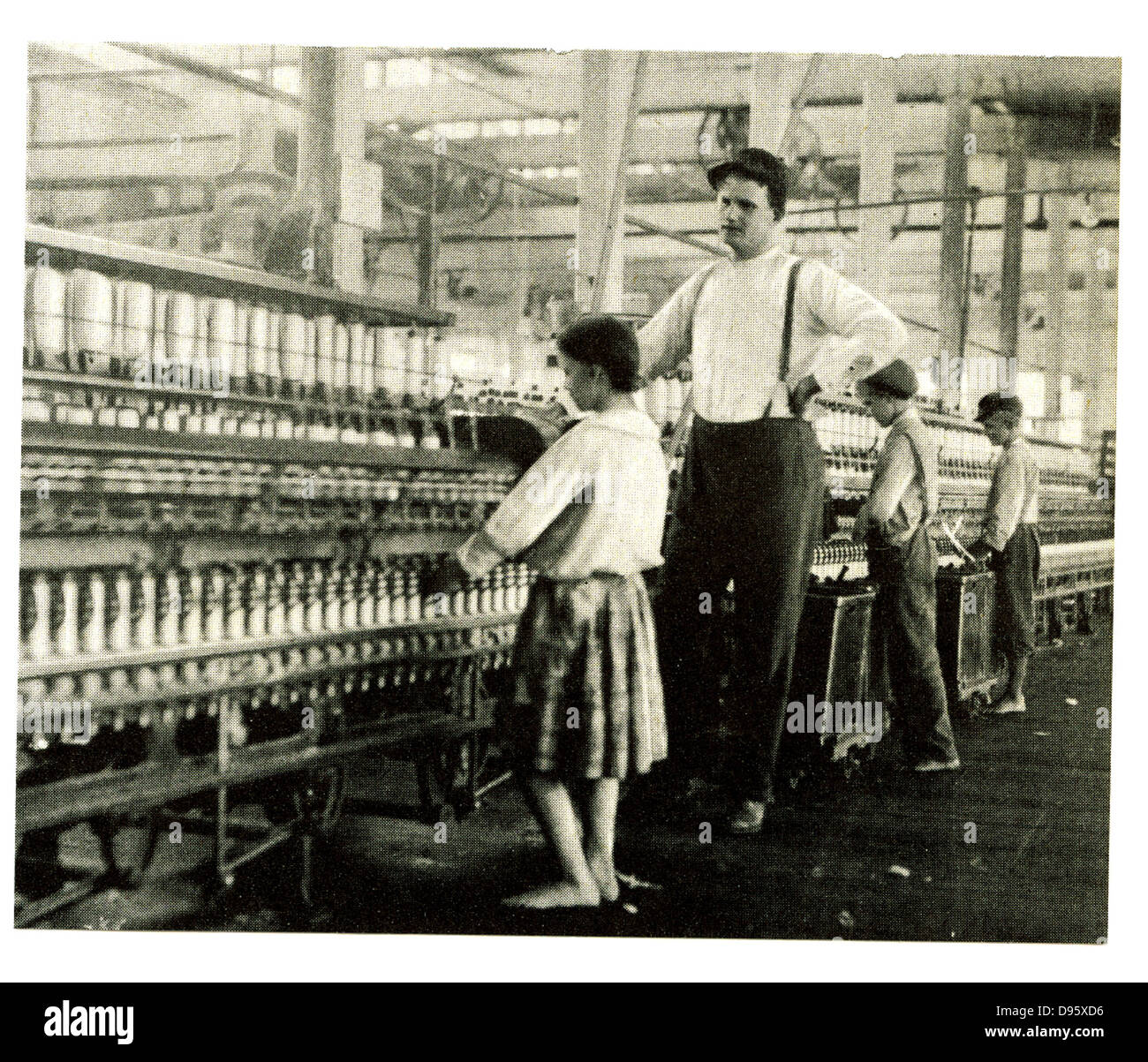 Bambini e soprintendente al lavoro nel capannone di filatura di un American Cotton mill, 1910. A tale data il ricorso al lavoro minorile è molto diffusa in noi fabbriche e nel sud di un quarto del "mani" erano sotto i sedici. Foto Stock