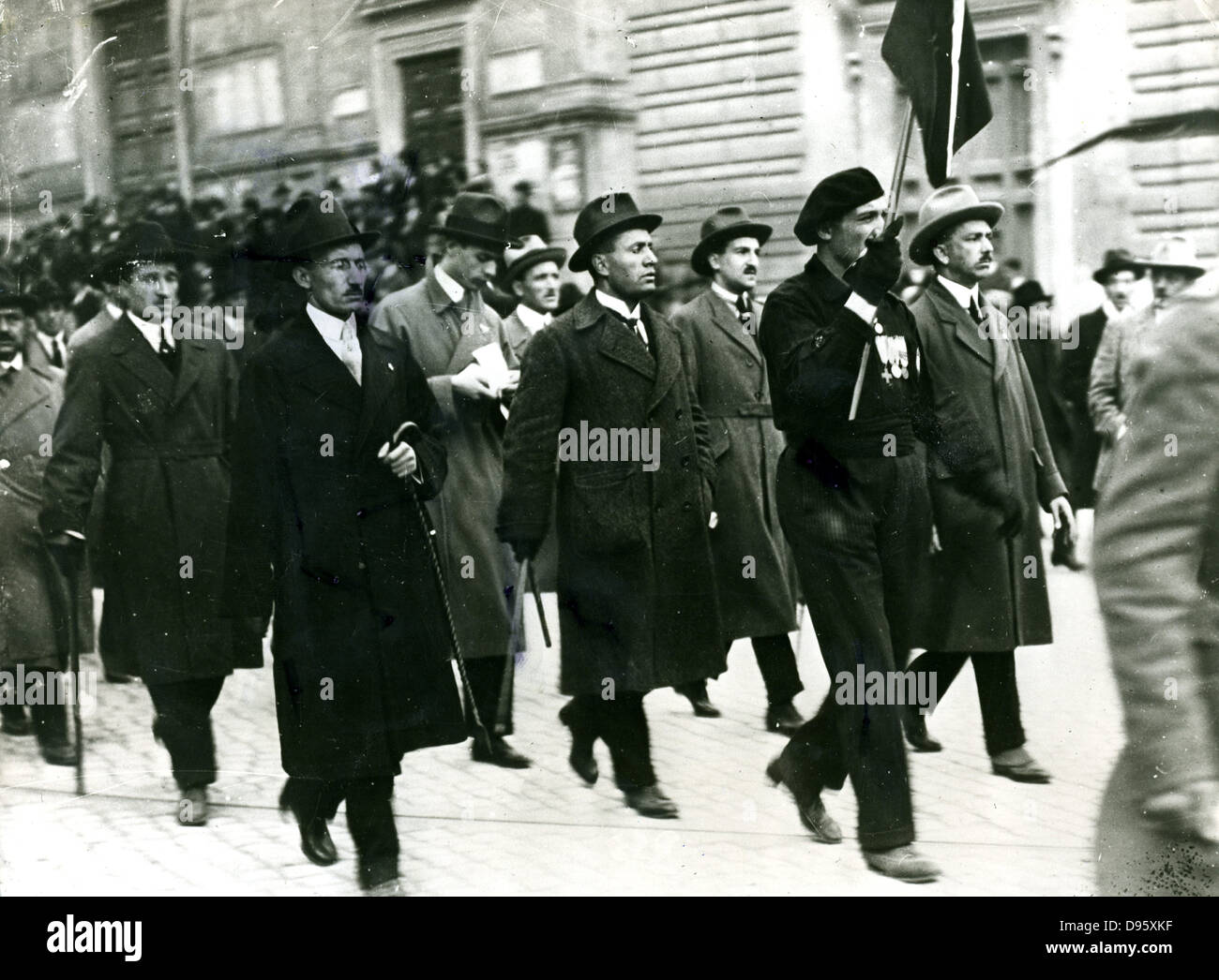 Il primo Congresso fascista, Roma, 1919. Benito Mussolini, il dittatore italiano, è nel centro dietro l'uomo che porta il banner. Foto Stock