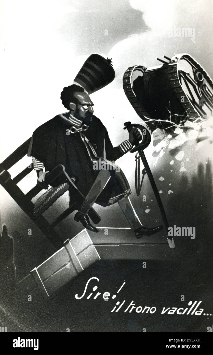 Abissinia (Etiopia) sotto attacco dall'Italia. L'imperatore Haile Selassie (1891-1975) essendo rovesciato dal suo trono da un serbatoio di italiano. Il 9 maggio 1936 Mussolini era in grado di annunciare che l'Italia aveva un impero. Italiano cartolina di propaganda. Foto Stock