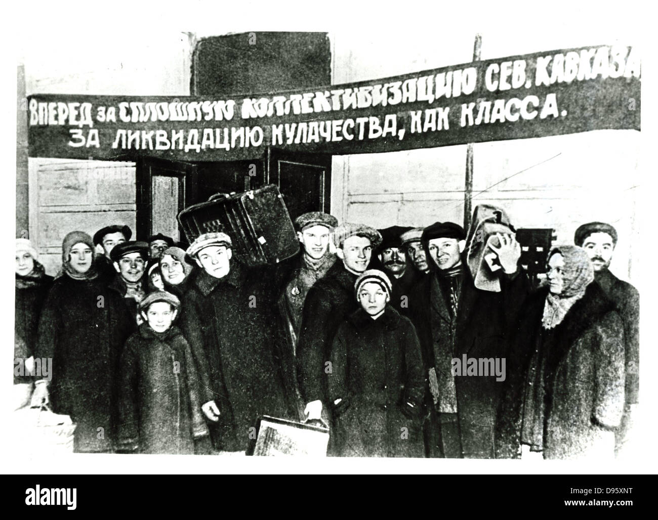 Urss 1929: i lavoratori in partenza per il paese di applicare collettivizzazione e aiutare i contadini nella organizzazione del Kol Khoz (aziende agricole collettive). Foto Stock