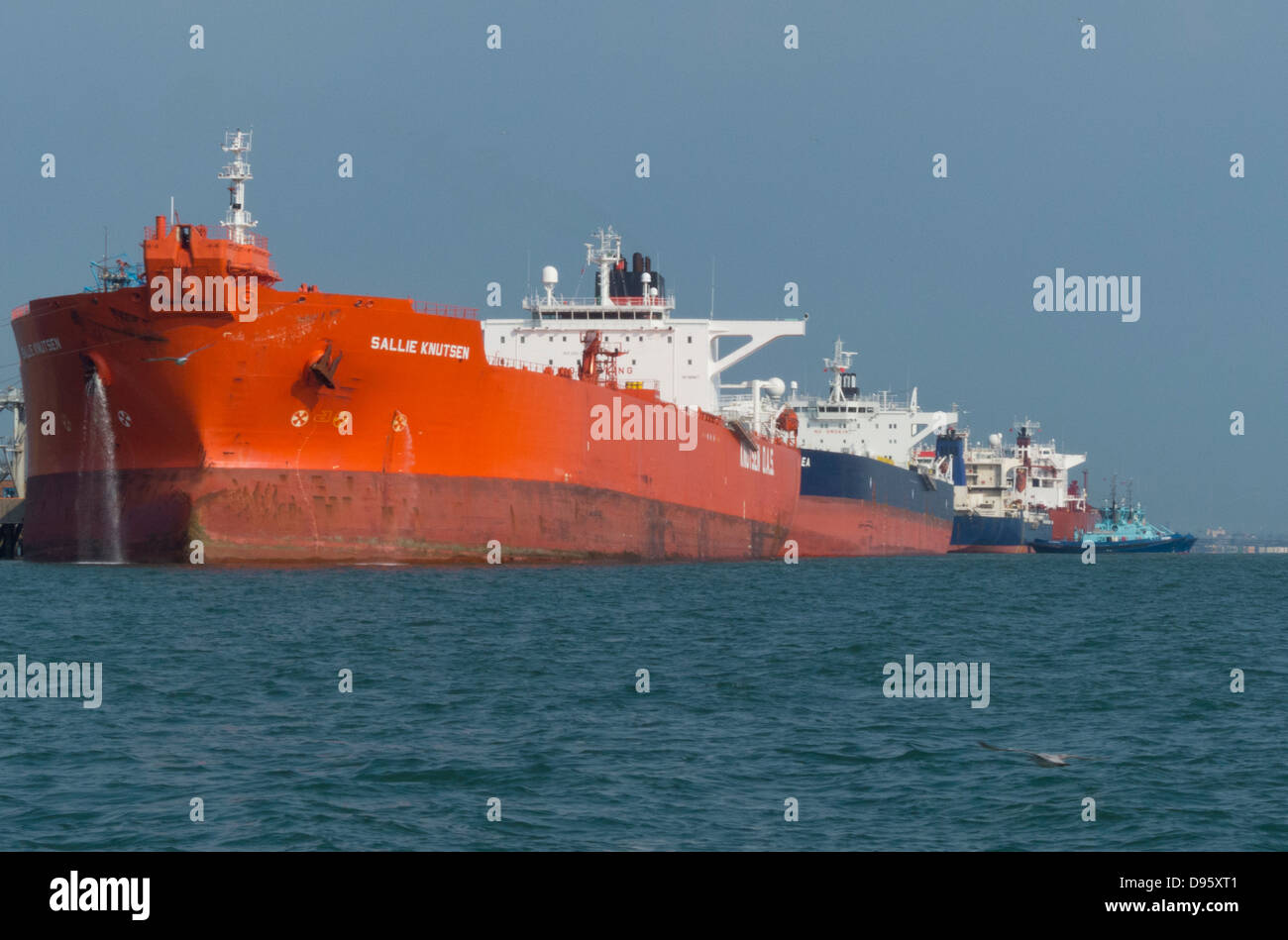 Fawley Raffineria Tanker Jetty per scarico carico supertankers petrolio greggio hanno aiutato byTug rimorchiatore Foto Stock