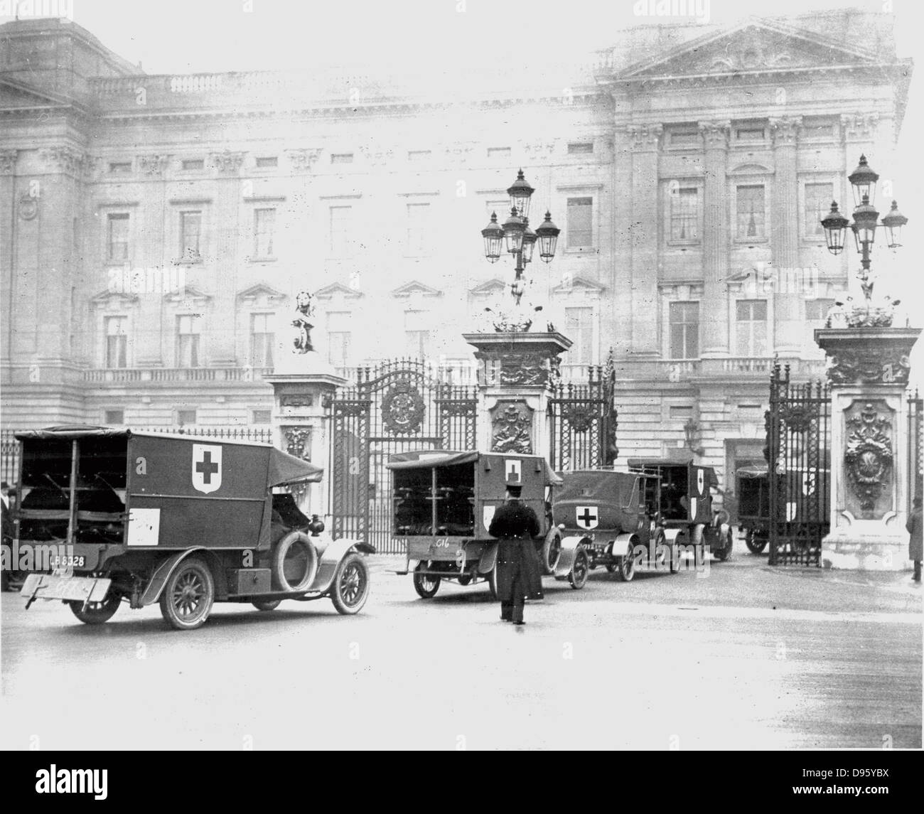 Convoglio di ambulanze motorizzata organizzato dalla Croce Rossa Britannica arrivando a Buckingham Palace di Londra, che dovrà essere riesaminato dal re George V. Fotografia. Foto Stock