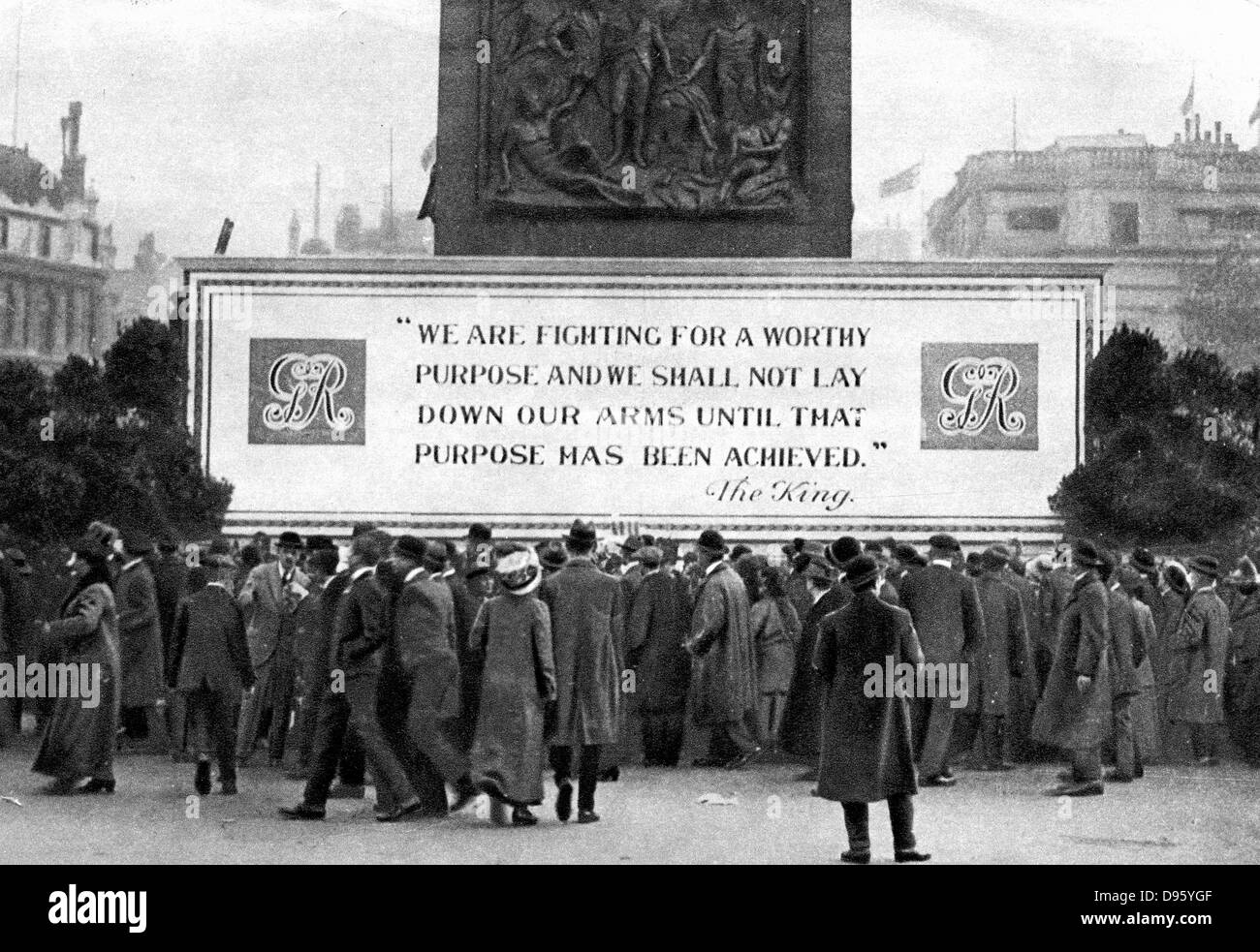 La guerra mondiale I poster di reclutamento in Trafalgar Square a Londra. Foto Stock
