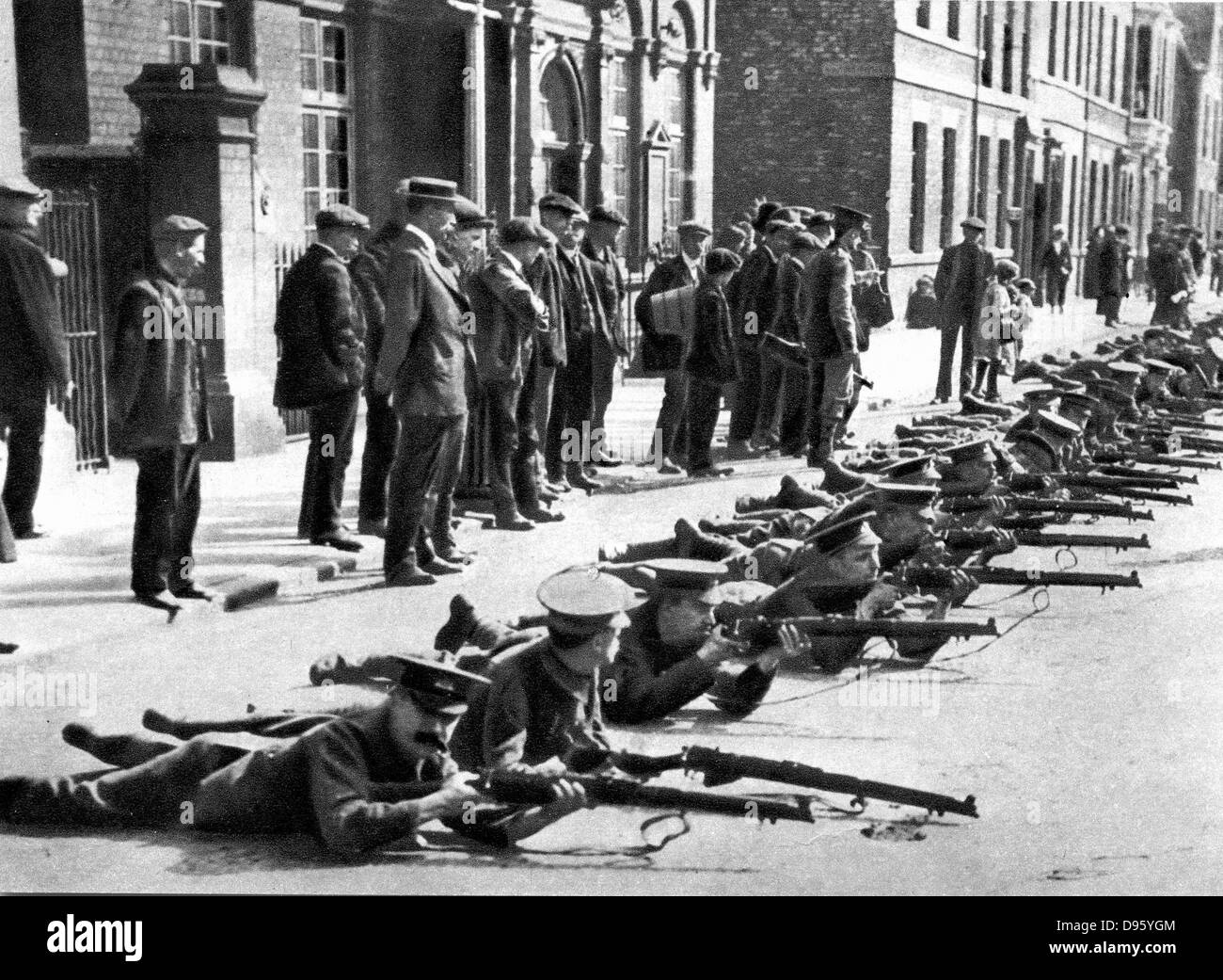 La prima guerra mondiale - 1914-1918. Tattiche di reclutamento in una strada di Londra. Un contingente di esercito di fucilieri a dare una dimostrazione. Foto Stock