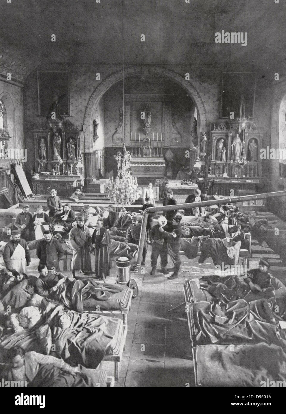 Un paese francese chiesa essendo utilizzato come un ospedale da campo durante la prima mondiale di Guerra Mondiale (1914-1918). Foto Stock