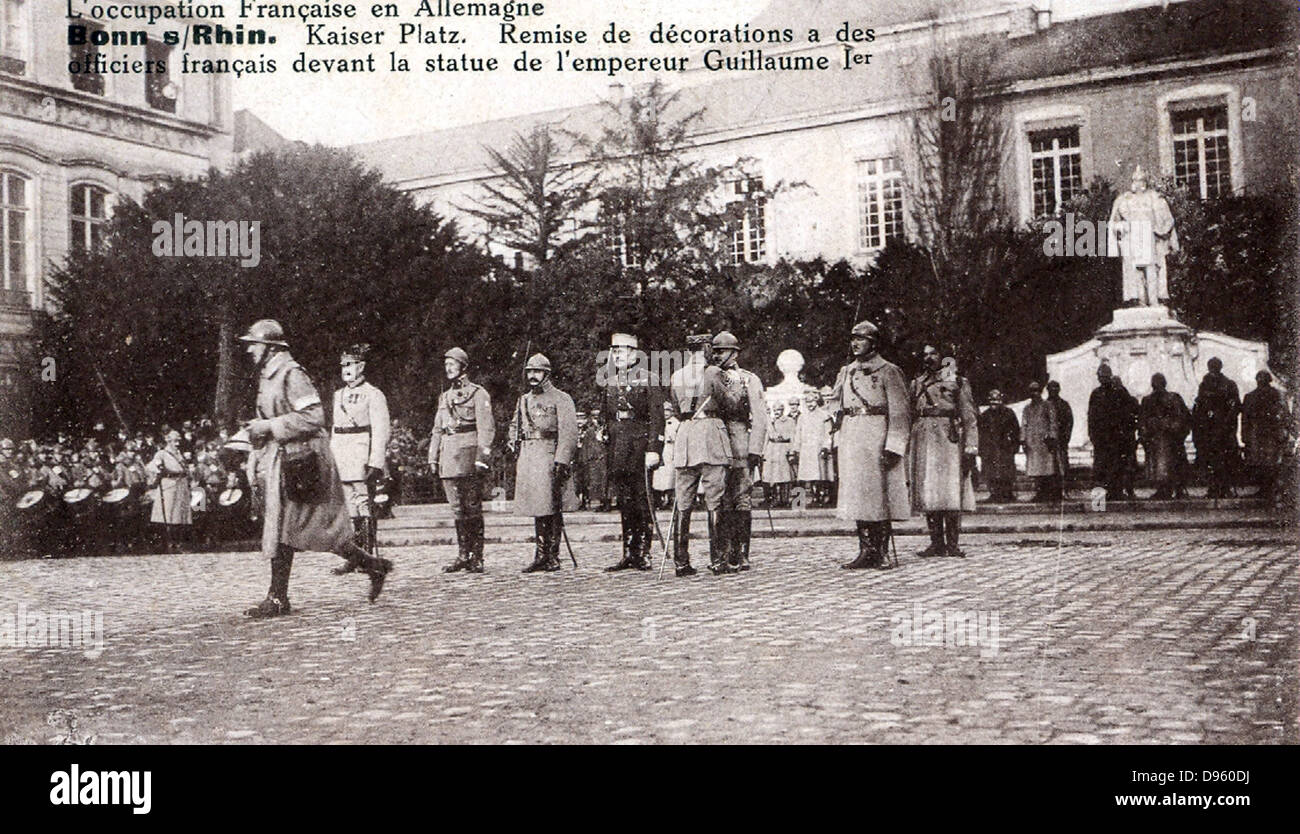 Occupazione francese della Germania dopo la Prima Guerra Mondiale: presentazione di medaglie per ufficiali francesi davanti alla statua dell'imperatore di Germania Guglielmo I nella Kaiserplatz, Bonn, 1918. Foto Stock