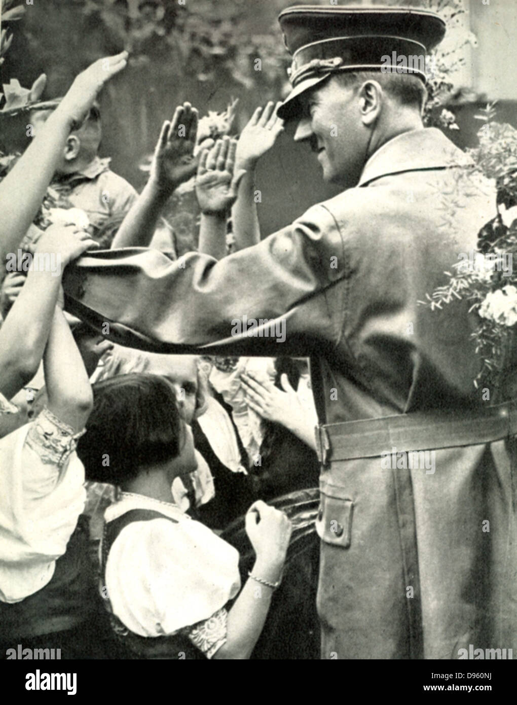 Adolf Hitler saluta la folla durante la visita a una città tedesca, c1938. Foto Stock