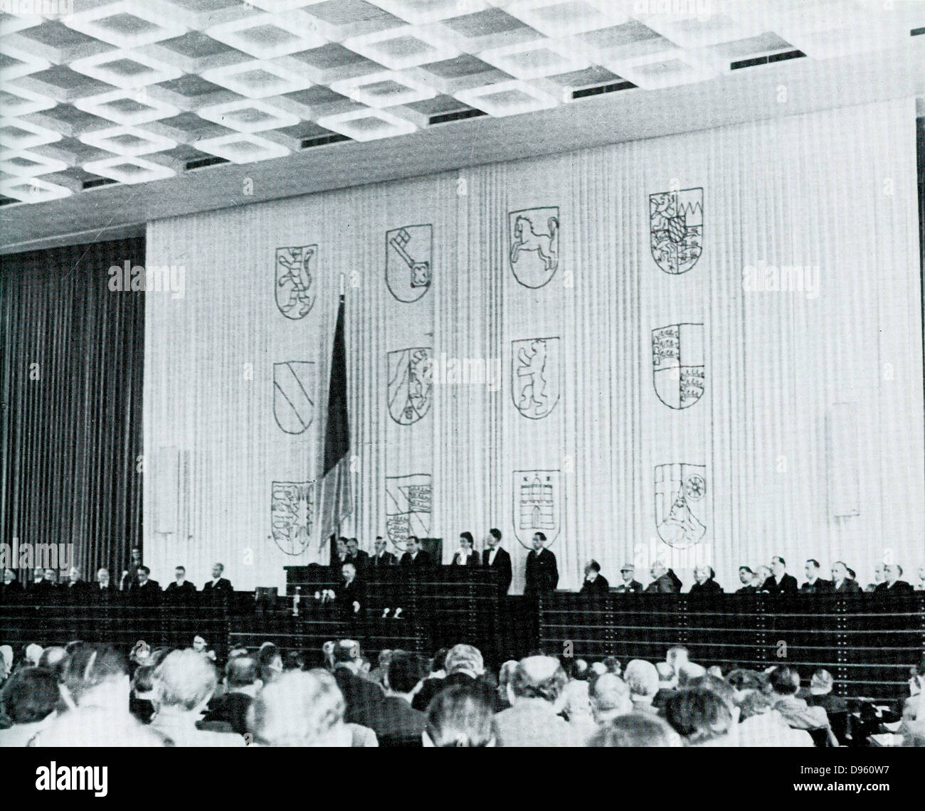 Sessione del parlamento tedesco nel 1949 indirizzata da Konrad Adenauer (1876?1967), statista tedesco. Primo cancelliere della Germania occidentale dal 1949?1963 e Presidente della Christian Unione democratica dal 1950 al 1966. Foto Stock
