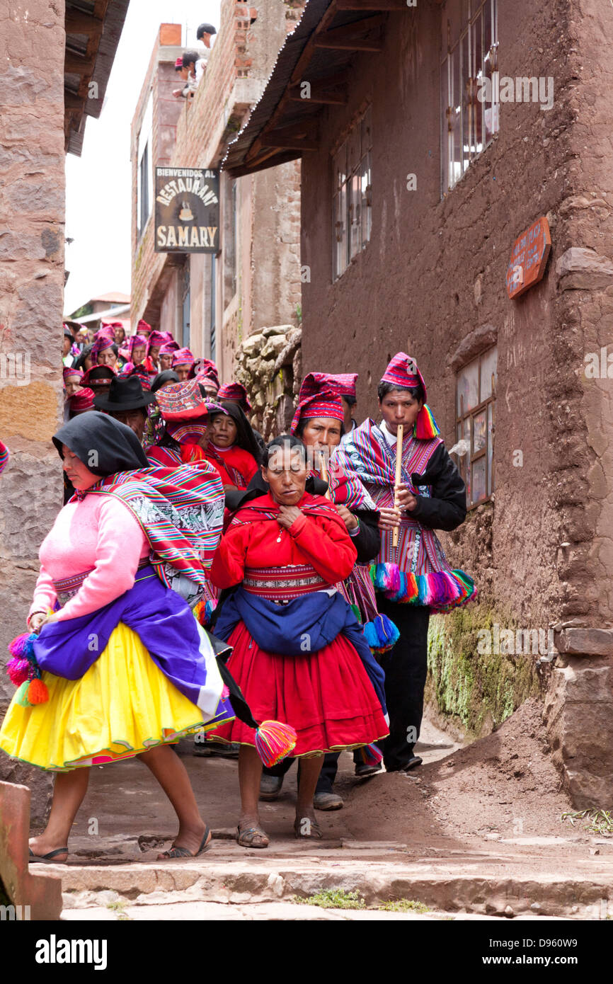 Musica e ballo durante il Festival, Popolo di Taquile isola indossando abiti tradizionali, il lago Titicaca, Perù Foto Stock