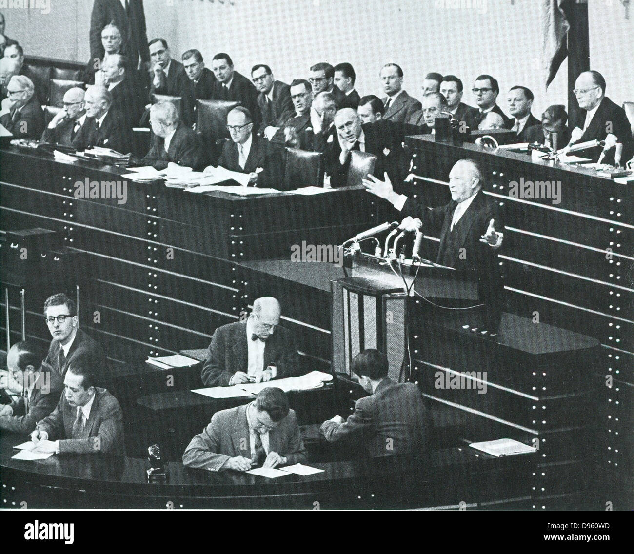 Sessione del parlamento tedesco nel 1955, indirizzata da Konrad Adenauer (1876?1967). Statista tedesco. Primo cancelliere della Germania occidentale dal 1949?1963 e Presidente della Christian Unione democratica dal 1950 al 1966. Foto Stock