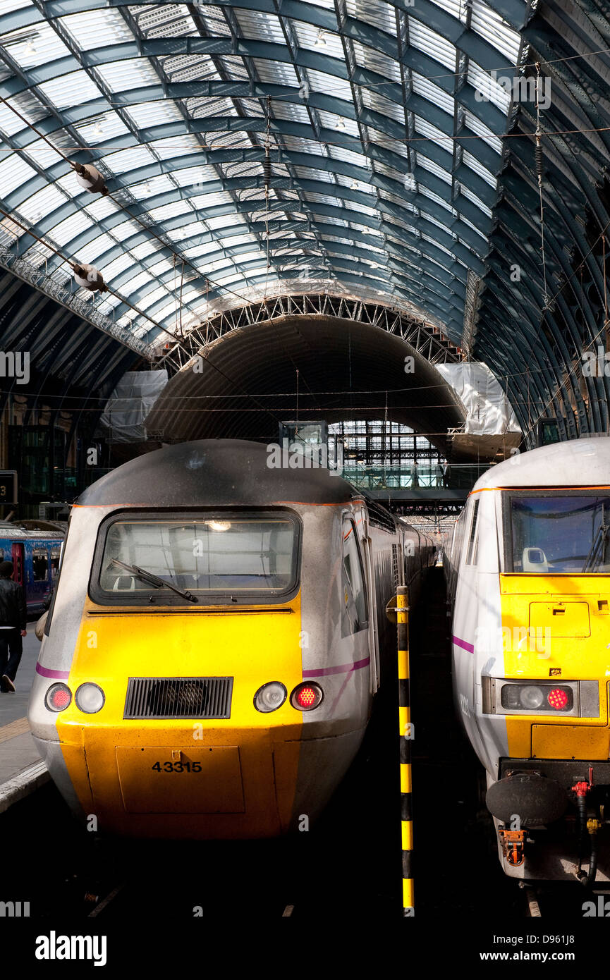 Parte anteriore di treni ad alta velocità nella costa est livrea treni in attesa di Kings Cross stazione ferroviaria di Londra, Inghilterra. Foto Stock