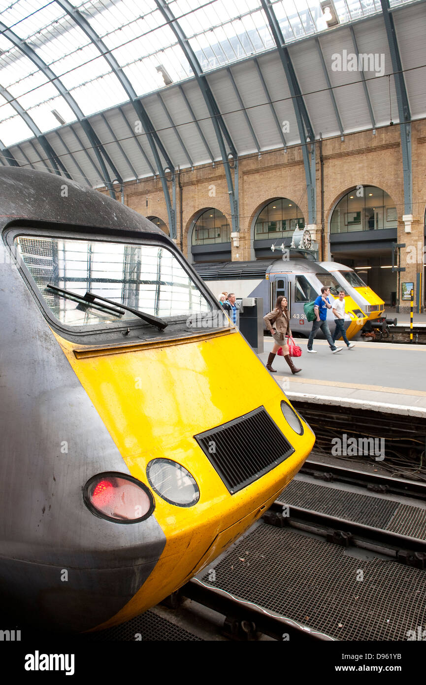 Parte anteriore di treni ad alta velocità nella costa est livrea treni e passeggeri a Kings Cross stazione ferroviaria di Londra, Inghilterra. Foto Stock