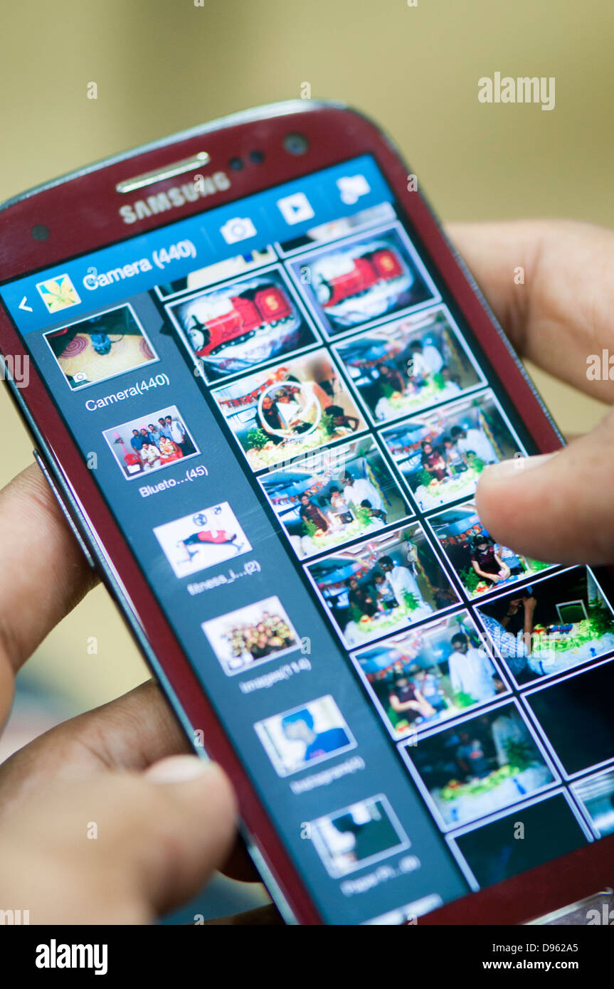 Visualizzazione di foto nello smartphone Foto Stock