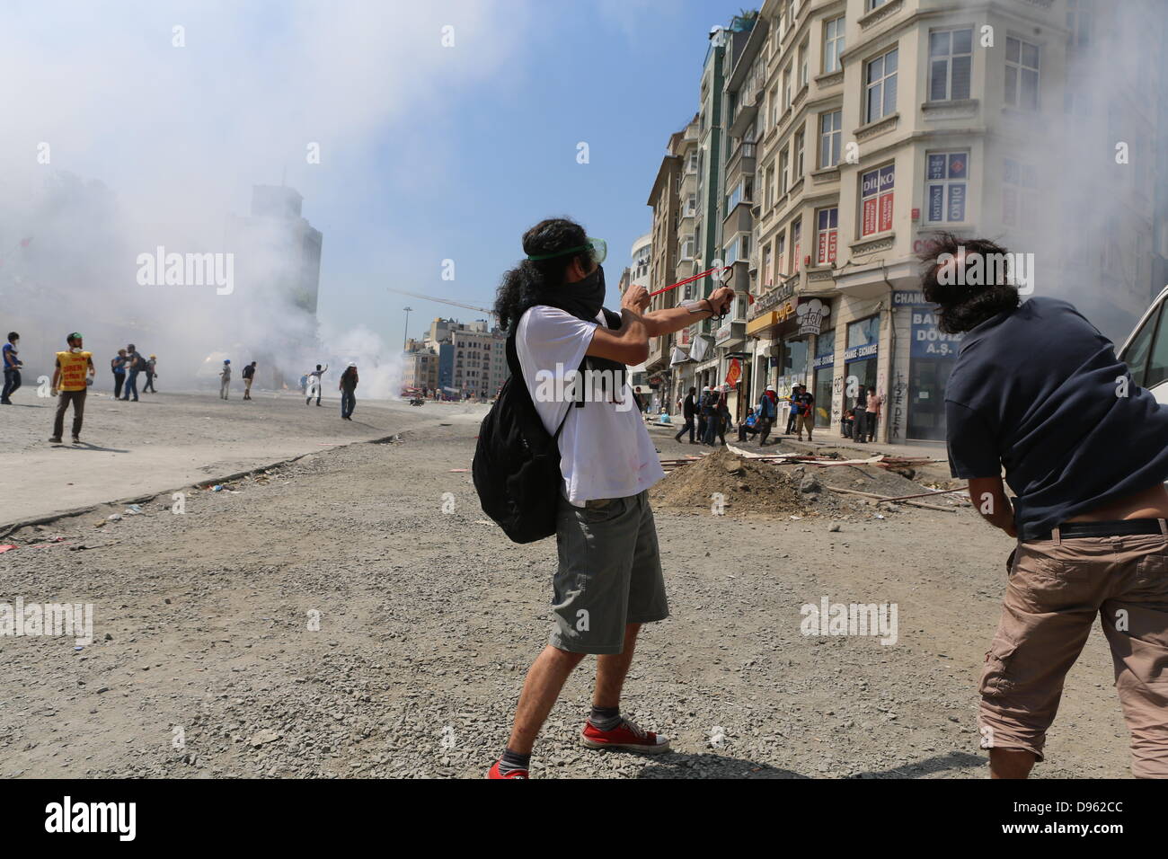 Istanbul, Turchia. 11 Giugno, 2013. La polizia cerca di cancellare i dimostranti fuori Piazza Taksim con vigore ad Istanbul in Turchia, 11 giugno 2013. Diverse migliaia di dimostranti protestano in Gezi Park e la zona circostante in Istanbul offre resistenza alle forze di polizia. Foto: Thomas Rassloff/dpa/Alamy Live News Foto Stock