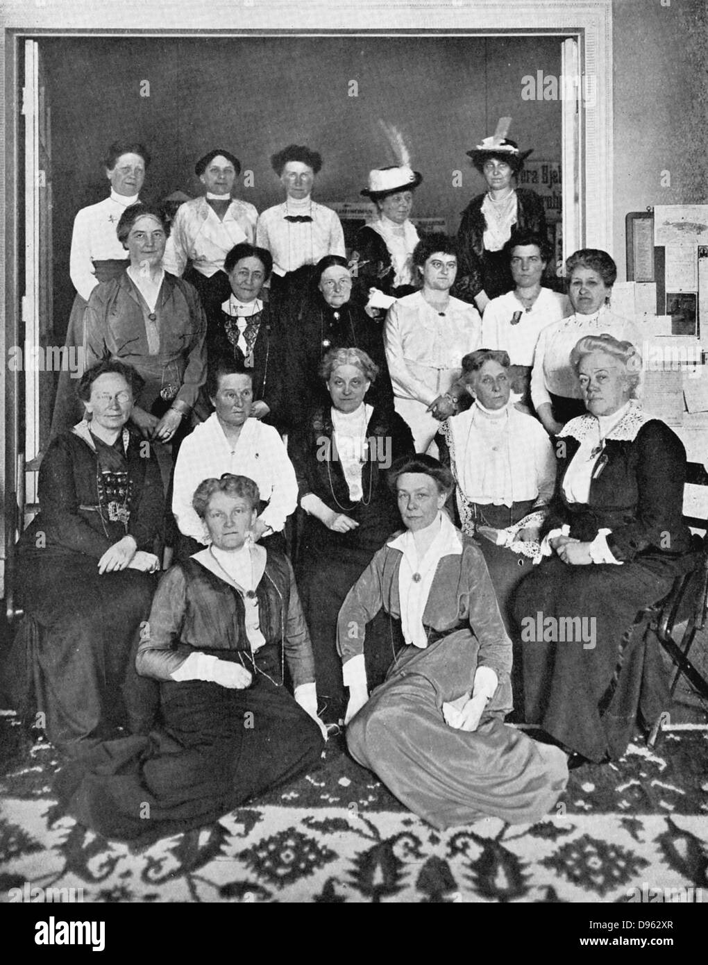 Donna internazionale Alleanza di suffragio - 1914. Nel centro di Riga inserita è Carrie Chapman Catt (Parigi 1859-1947), femminista americana leader. La seconda da sinistra Millicent Garrett Fawcett (1847-1929), leader della British il suffragio femminile movimento. Foto Stock