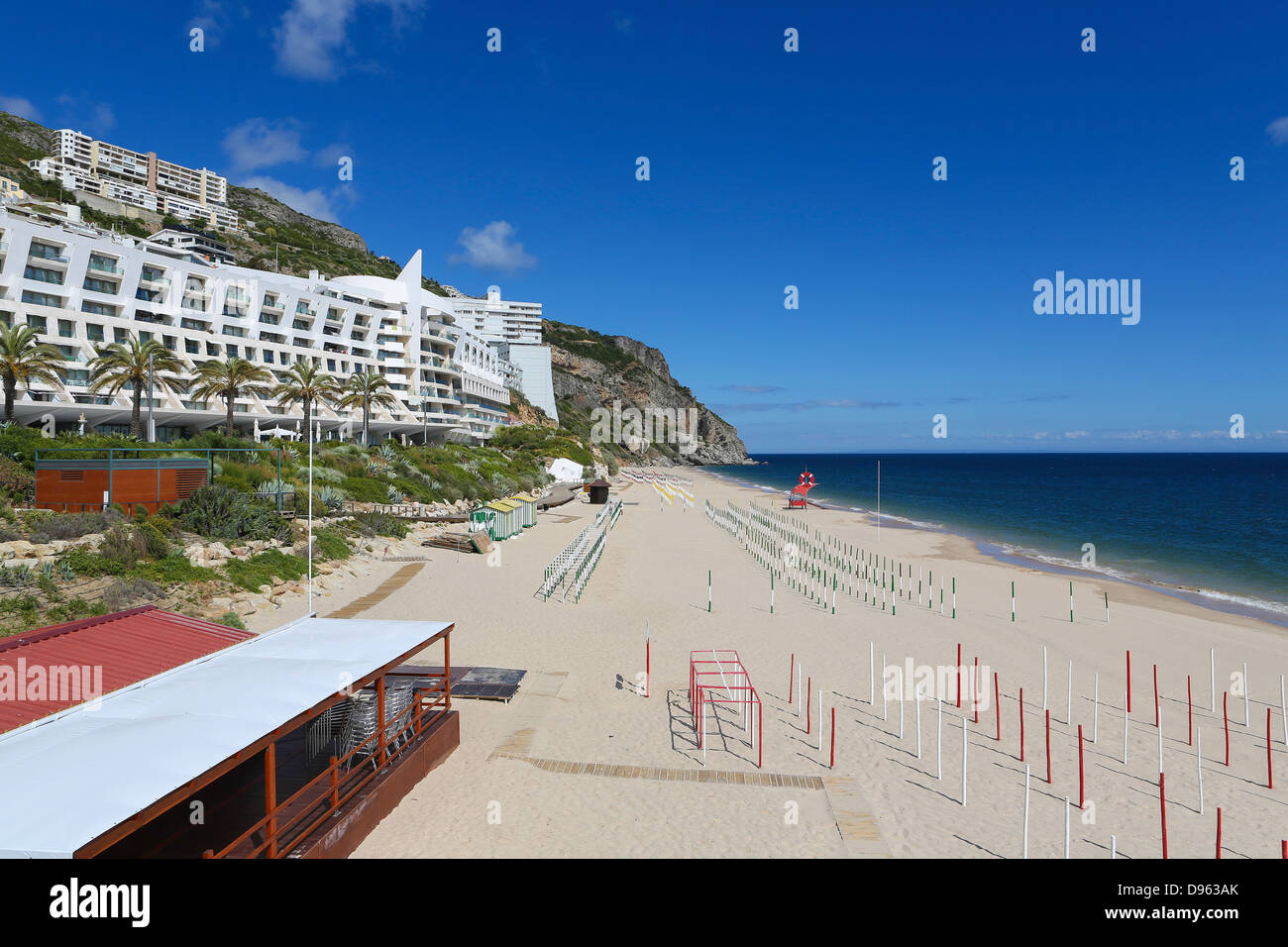 Spiaggia di costa atlantica a Sesimbra, Portogallo. Foto Stock