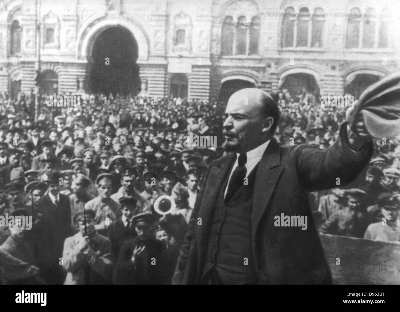 Rivoluzione Russa, ottobre 1917. Vladimir Ilyich Lenin (Ulyanov) 1870-1924 affrontare la folla in Piazza Rossa di Mosca. Fotografia. Foto Stock