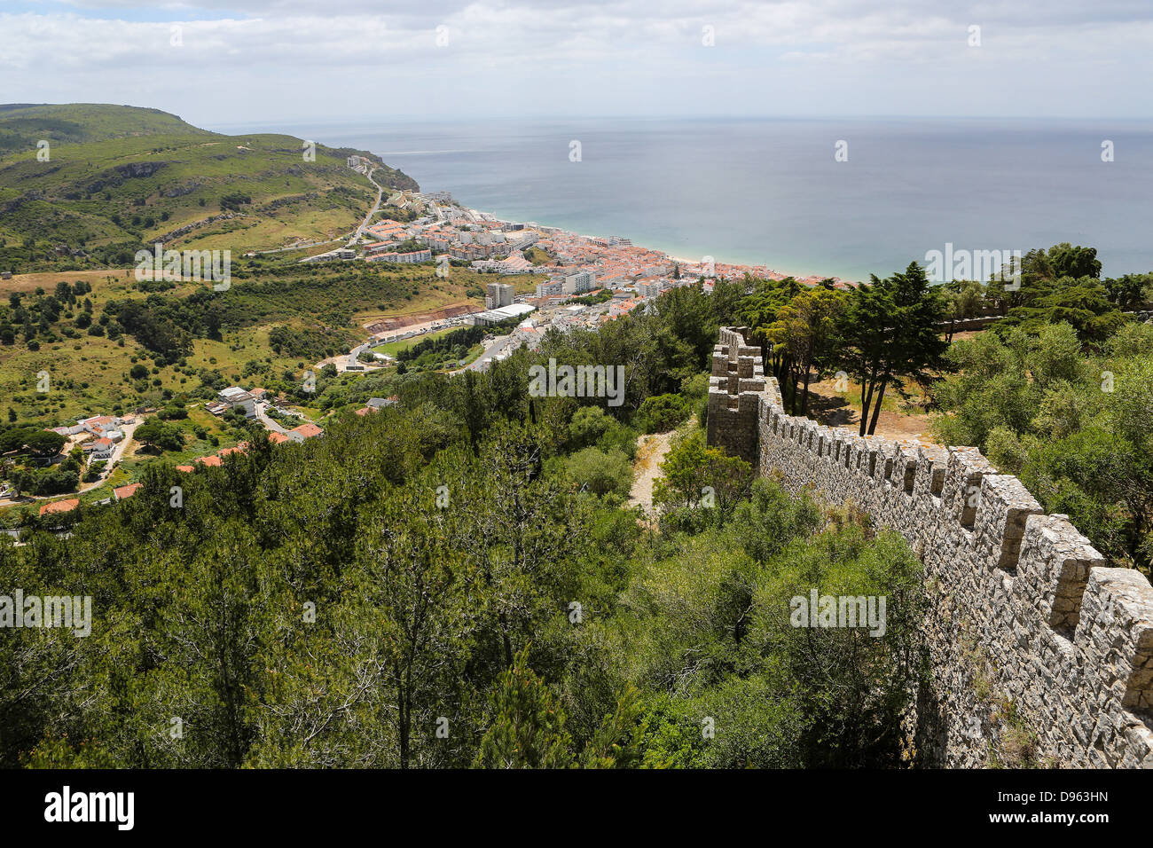 Vista aerea sulla città costiera di Sesimbra in Portogallo Foto Stock