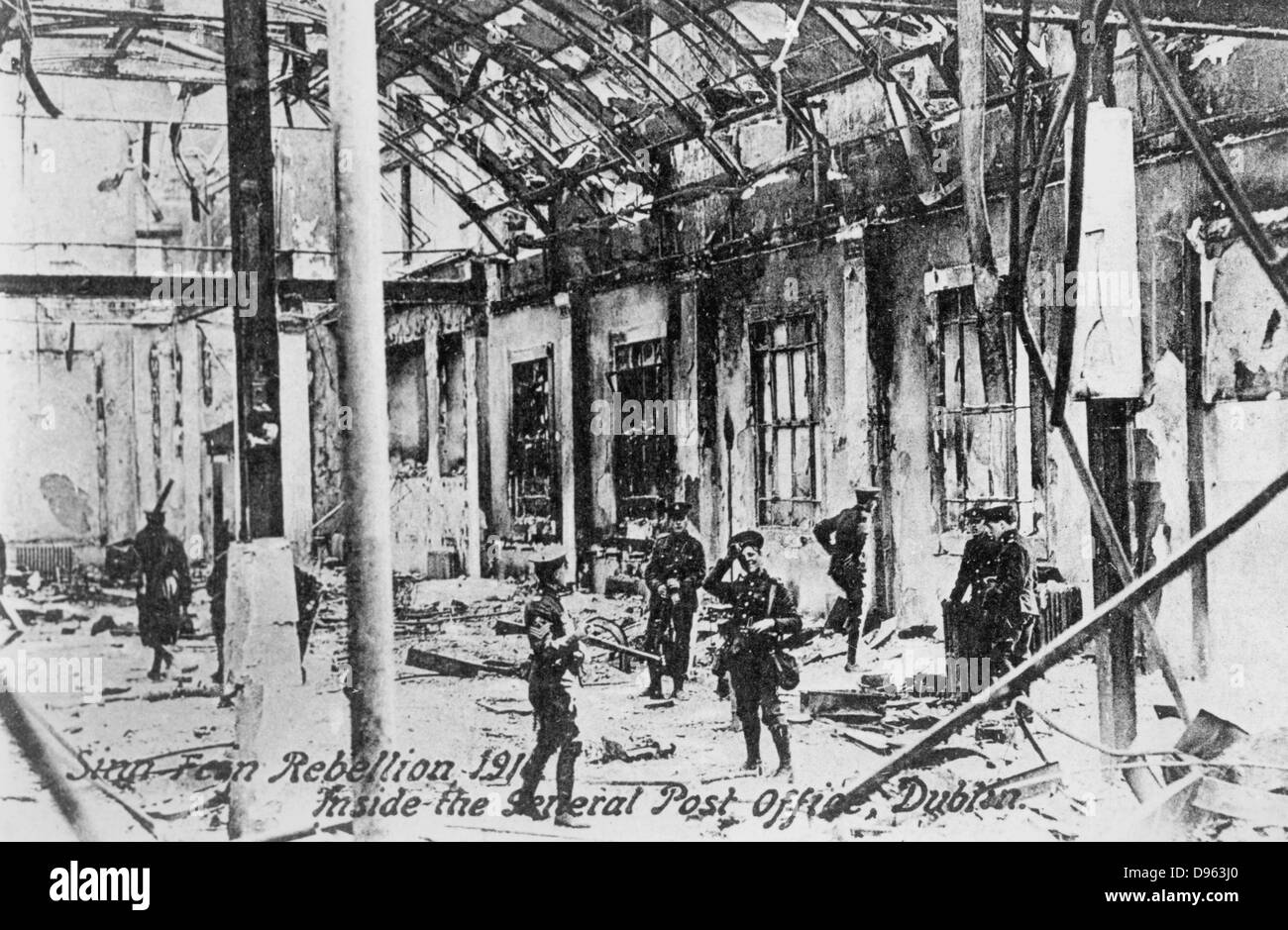 Anti-English insurrezione irlandese di Dublino, Maggio 1916: le truppe inglesi all'interno delle rovine del Post Office dopo la sua distruzione da parte dei ribelli. Half-tone. In bianco e nero Foto Stock