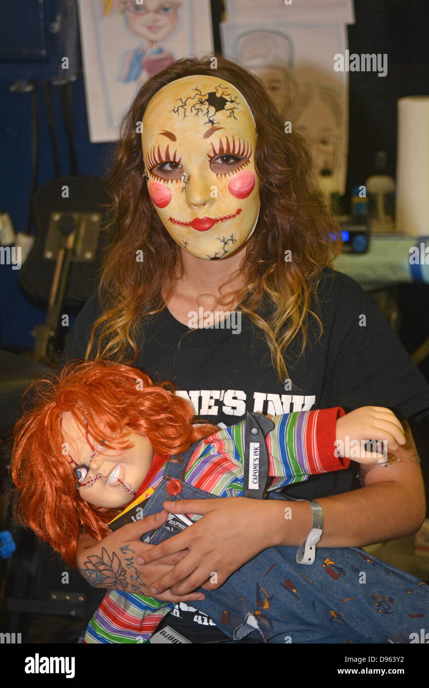 La ragazza di una maschera con una bambola Chucky presso la New York Tattoo  Festival in Uniondale, Long Island, New York Foto stock - Alamy