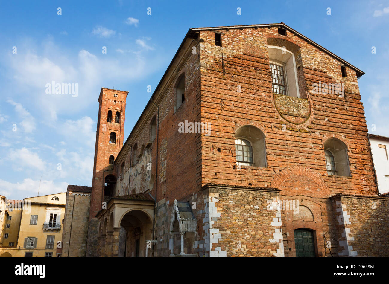 La Chiesa di San Romano nella calda luce del tramonto che si trova nella piazza con lo stesso nome in Lucca. Foto Stock