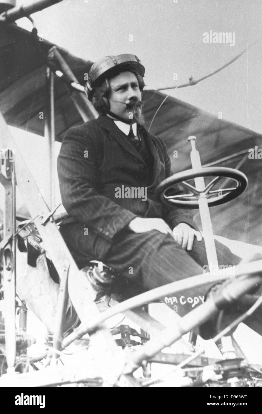 Samuel Franklin Cody (1862-1913) nel suo biplano. Americano-nato aviatore britannico. Foto Stock