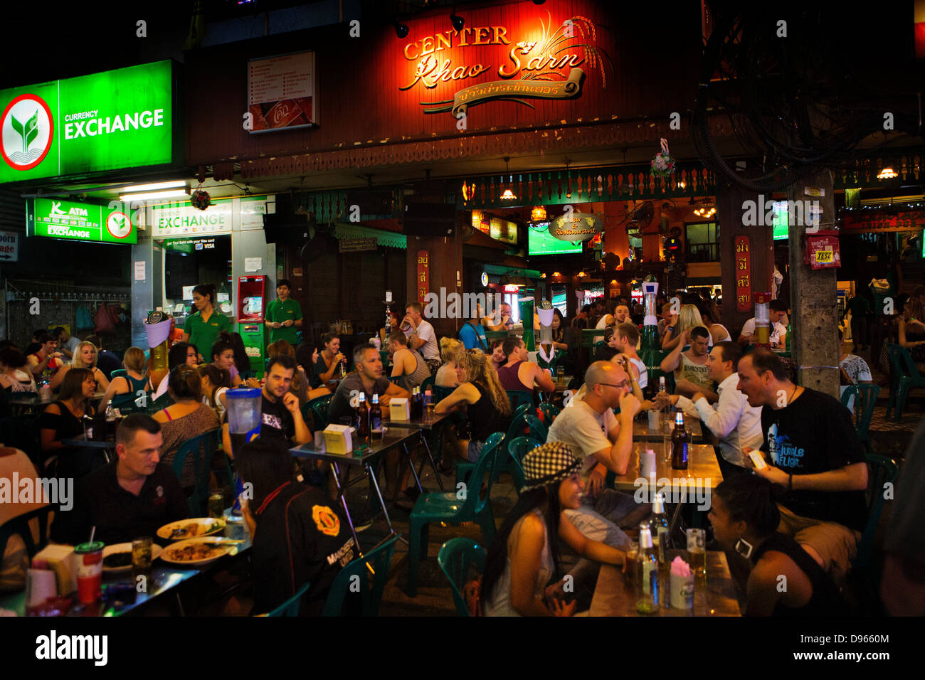 I turisti ed i visitatori di bere al pub in Khao San Road, Bangko Foto Stock